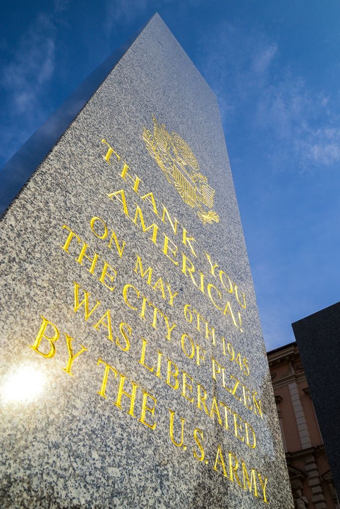 Slavnosti svobody 2018 - Plzeň odhalila za účasti veteránů obnovené pylony památníku Díky, Ameriko! (foto: M. Pecuch, 3.5.2018)