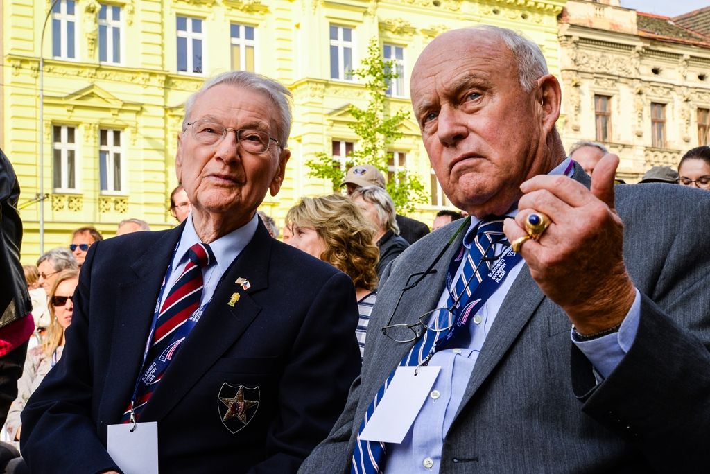 Slavnosti svobody 2018 - Plzeň odhalila za účasti veteránů obnovené pylony památníku Díky, Ameriko! (foto: M. Pecuch, 3.5.2018)