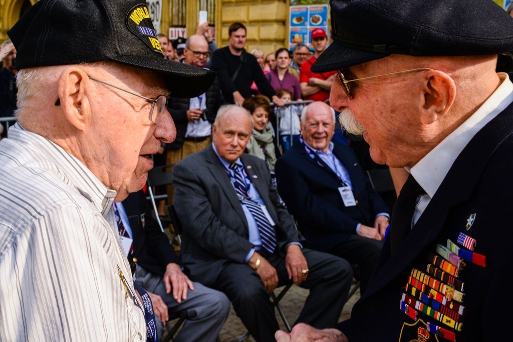 Slavnosti svobody 2018 - Plzeň odhalila za účasti veteránů obnovené pylony památníku Díky, Ameriko! (foto: M. Pecuch, 3.5.2018)