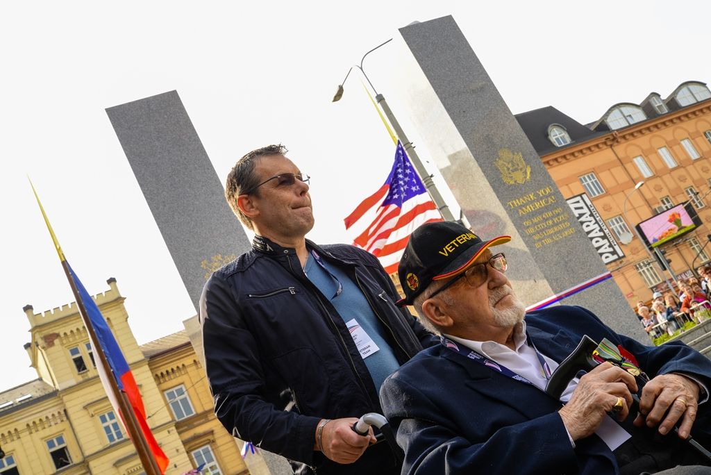 Slavnosti svobody 2018 - Plzeň odhalila za účasti veteránů obnovené pylony památníku Díky, Ameriko! (foto: M. Pecuch, 3.5.2018)