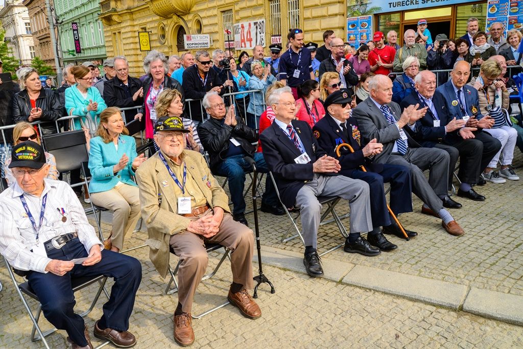 Slavnosti svobody 2018 - Plzeň odhalila za účasti veteránů obnovené pylony památníku Díky, Ameriko! (foto: M. Pecuch, 3.5.2018)