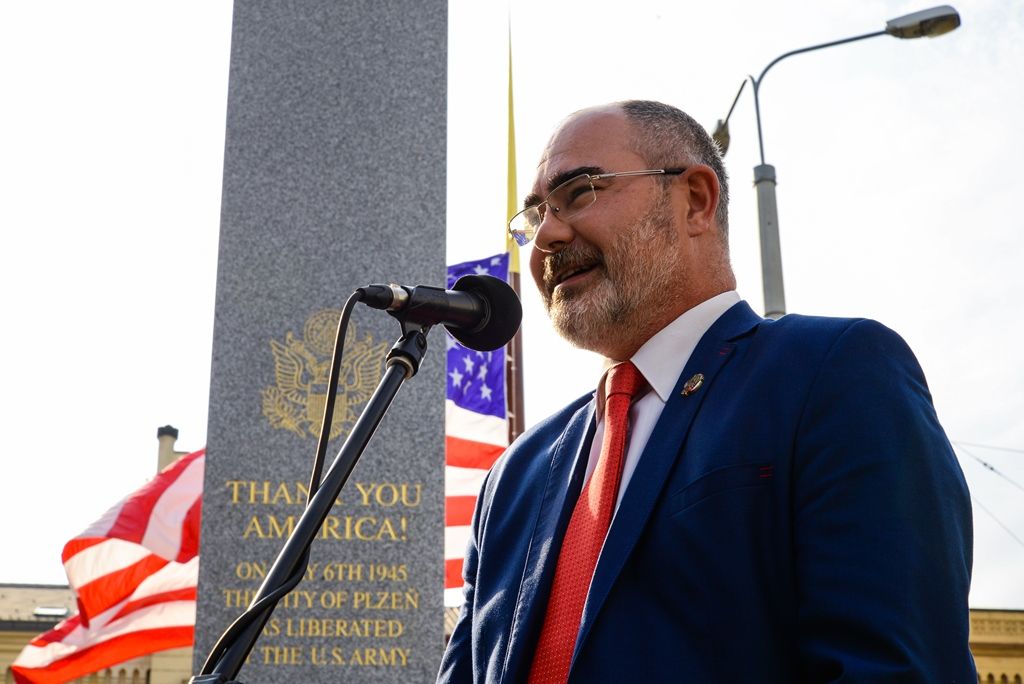 Slavnosti svobody 2018 - Plzeň odhalila za účasti veteránů obnovené pylony památníku Díky, Ameriko! (foto: M. Pecuch, 3.5.2018)