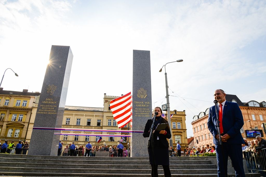 Slavnosti svobody 2018 - Plzeň odhalila za účasti veteránů obnovené pylony památníku Díky, Ameriko! (foto: M. Pecuch, 3.5.2018)
