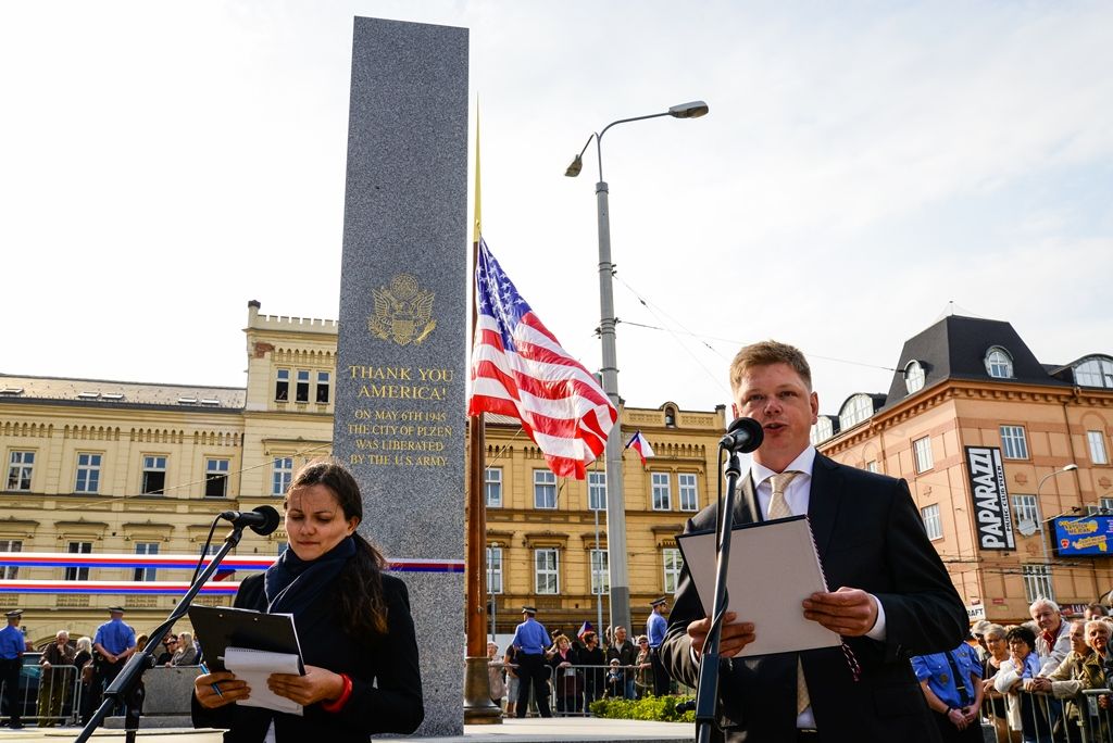 Slavnosti svobody 2018 - Plzeň odhalila za účasti veteránů obnovené pylony památníku Díky, Ameriko! (foto: M. Pecuch, 3.5.2018)