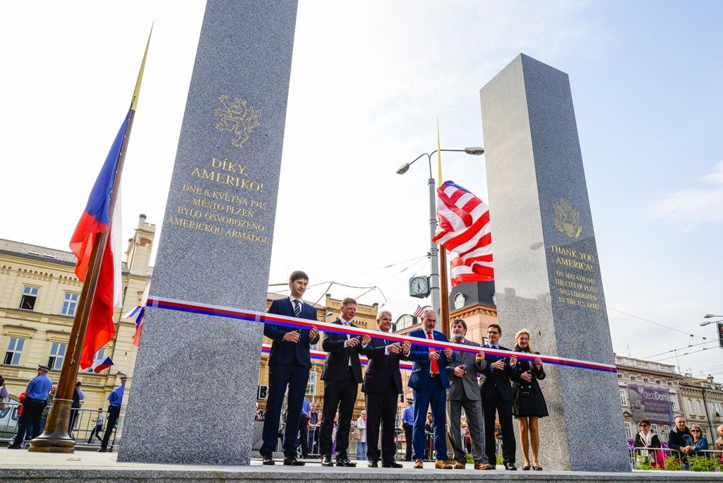 Slavnosti svobody 2018 - Plzeň odhalila za účasti veteránů obnovené pylony památníku Díky, Ameriko! (foto: M. Pecuch, 3.5.2018)