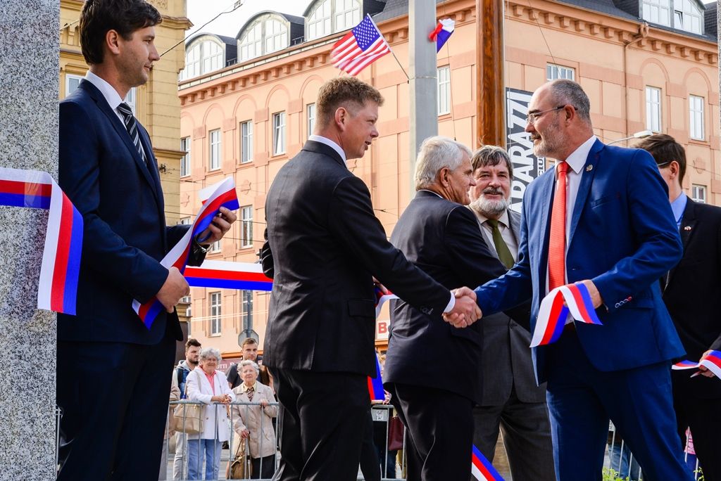 Slavnosti svobody 2018 - Plzeň odhalila za účasti veteránů obnovené pylony památníku Díky, Ameriko! (foto: M. Pecuch, 3.5.2018)