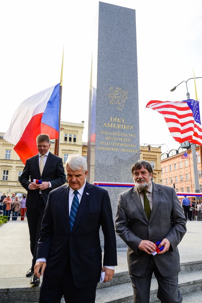 Slavnosti svobody 2018 - Plzeň odhalila za účasti veteránů obnovené pylony památníku Díky, Ameriko! (foto: M. Pecuch, 3.5.2018)