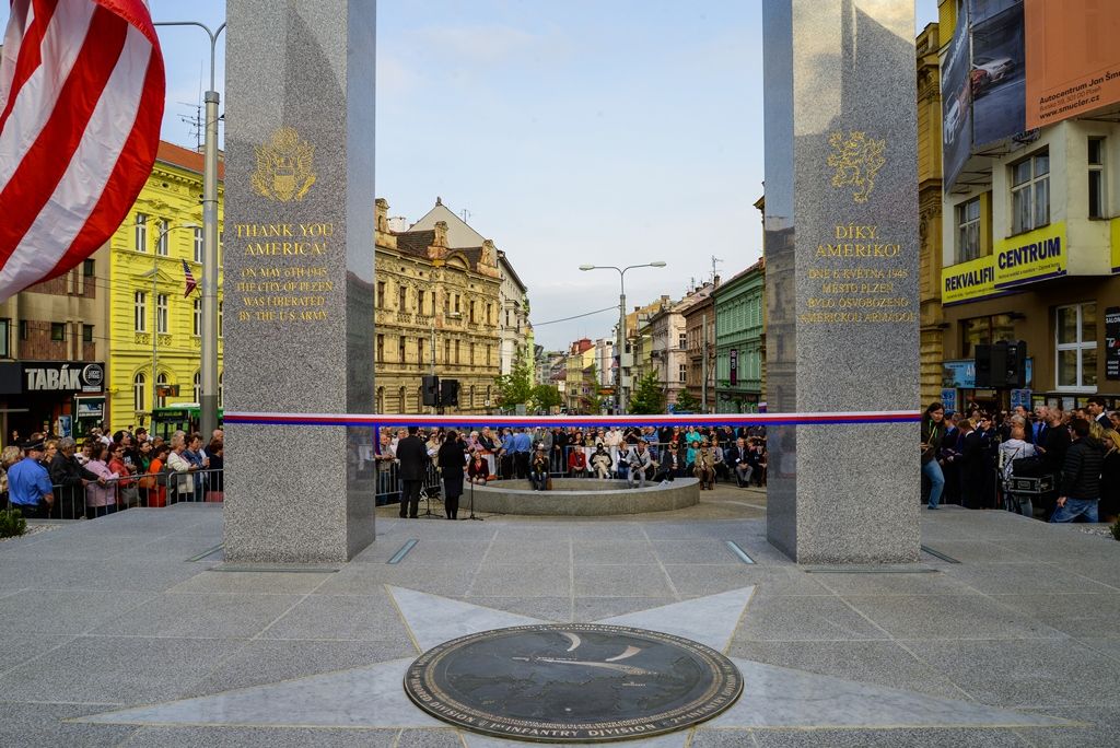 Slavnosti svobody 2018 - Plzeň odhalila za účasti veteránů obnovené pylony památníku Díky, Ameriko! (foto: M. Pecuch, 3.5.2018)