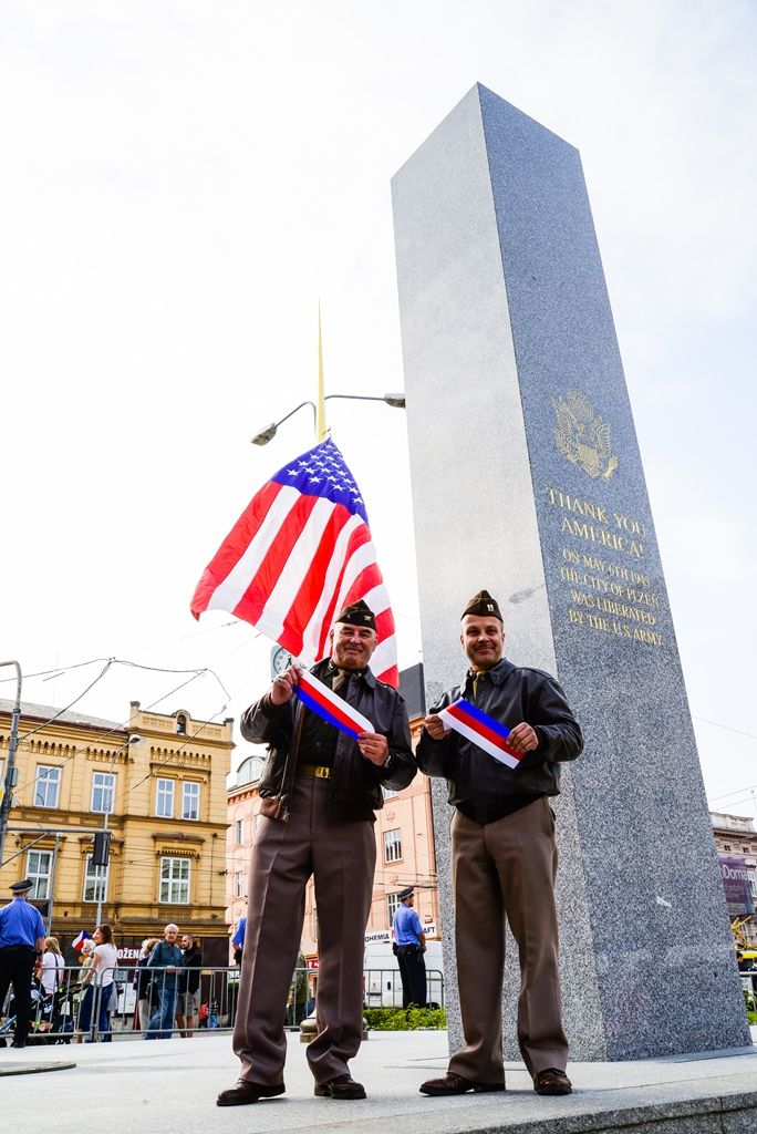 Slavnosti svobody 2018 - Plzeň odhalila za účasti veteránů obnovené pylony památníku Díky, Ameriko! (foto: M. Pecuch, 3.5.2018)