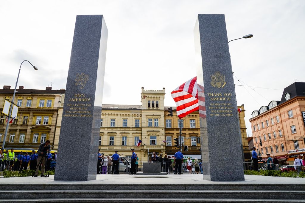 Slavnosti svobody 2018 - Plzeň odhalila za účasti veteránů obnovené pylony památníku Díky, Ameriko! (foto: M. Pecuch, 3.5.2018)