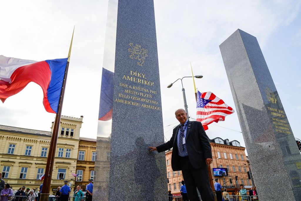 Slavnosti svobody 2018 - Plzeň odhalila za účasti veteránů obnovené pylony památníku Díky, Ameriko! (foto: M. Pecuch, 3.5.2018)