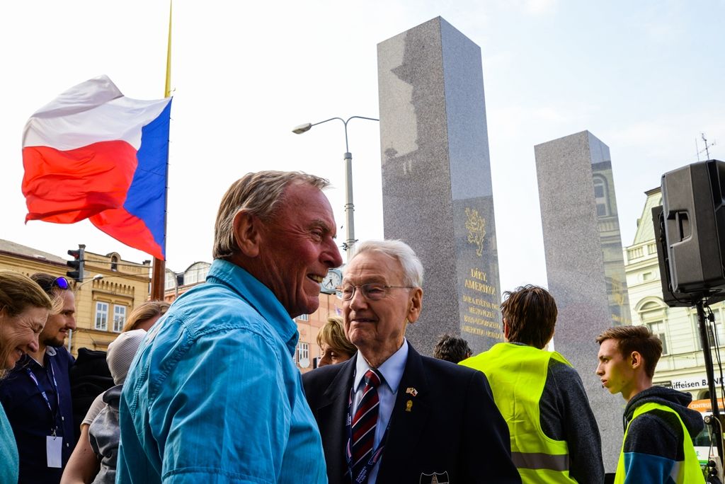 Slavnosti svobody 2018 - Plzeň odhalila za účasti veteránů obnovené pylony památníku Díky, Ameriko! (foto: M. Pecuch, 3.5.2018)
