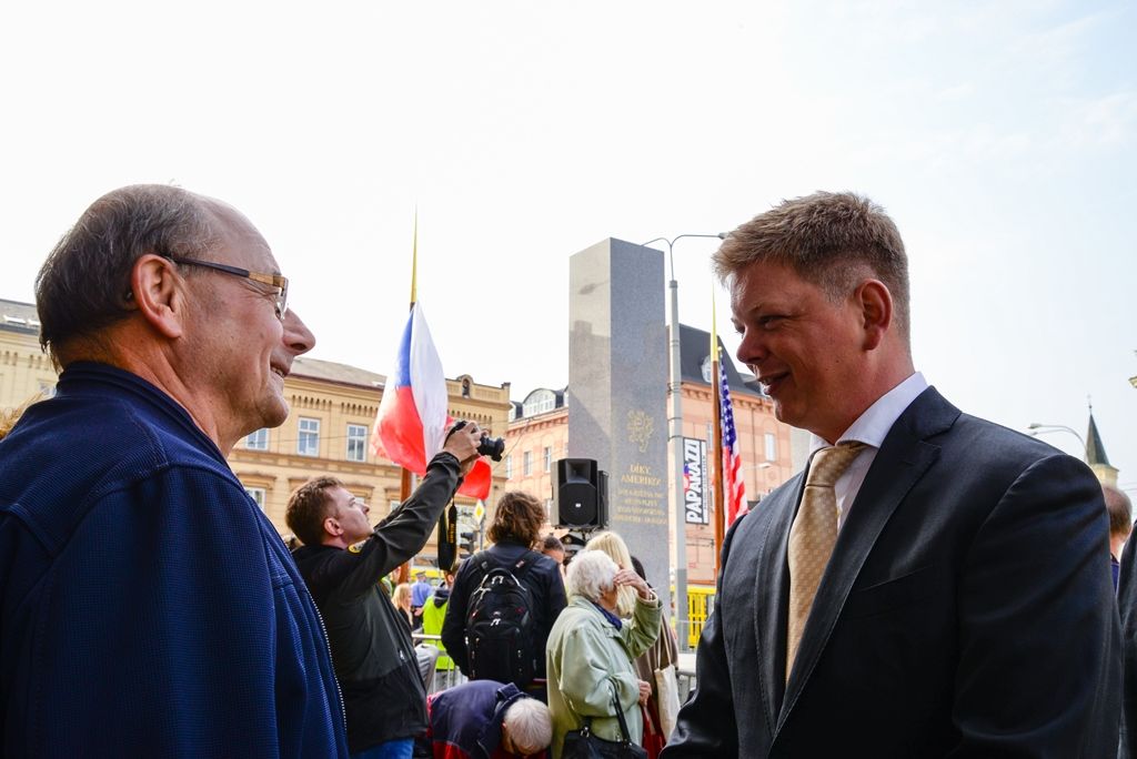 Slavnosti svobody 2018 - Plzeň odhalila za účasti veteránů obnovené pylony památníku Díky, Ameriko! (foto: M. Pecuch, 3.5.2018)