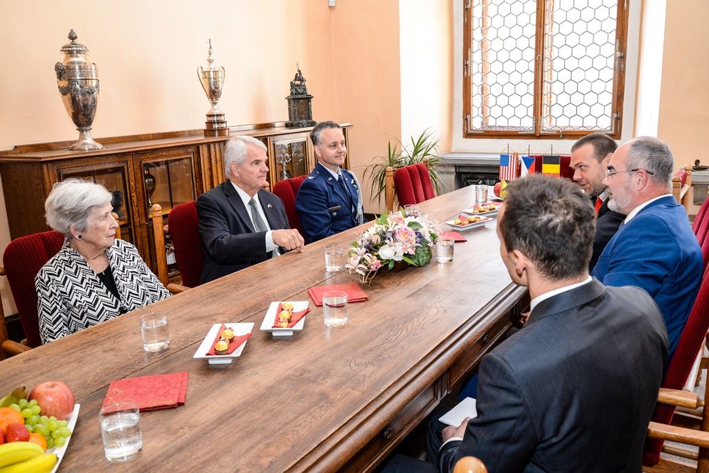 Slavnosti svobody 2018 - Přijetí velvyslanců USA a Belgie, pietní akt na plzeňské radnici (foto: M. Pecuch, 6.5.2018)