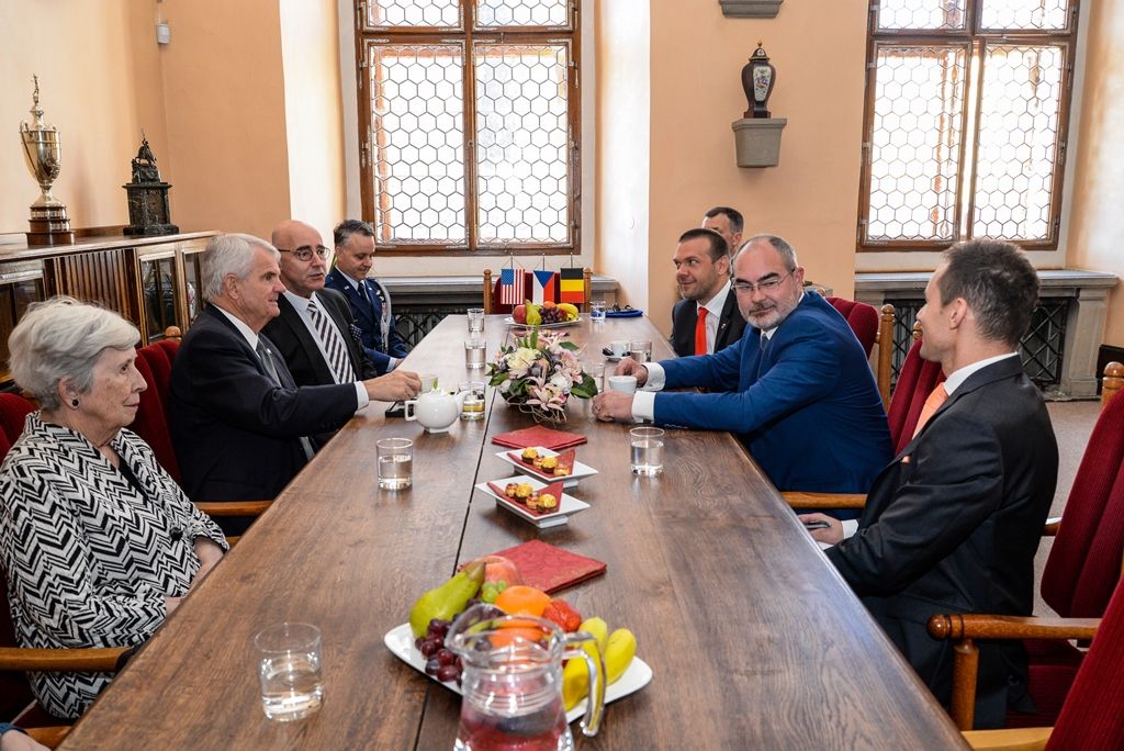 Slavnosti svobody 2018 - Přijetí velvyslanců USA a Belgie, pietní akt na plzeňské radnici (foto: M. Pecuch, 6.5.2018)