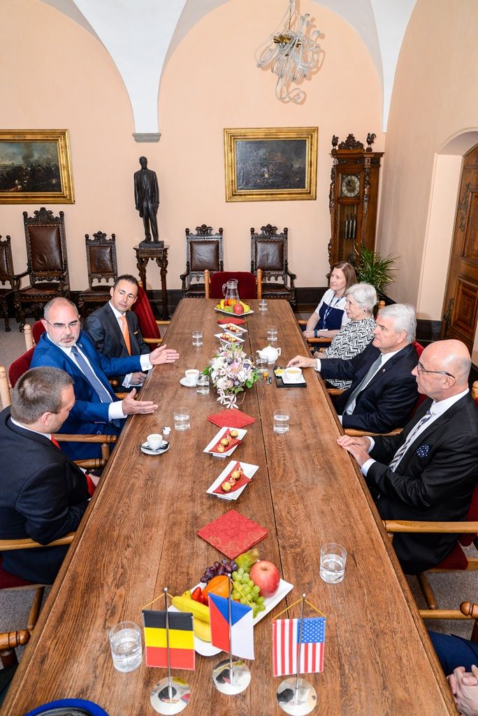 Slavnosti svobody 2018 - Přijetí velvyslanců USA a Belgie, pietní akt na plzeňské radnici (foto: M. Pecuch, 6.5.2018)