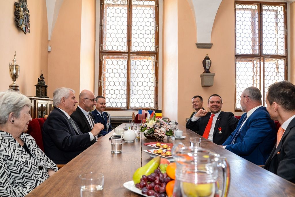 Slavnosti svobody 2018 - Přijetí velvyslanců USA a Belgie, pietní akt na plzeňské radnici (foto: M. Pecuch, 6.5.2018)