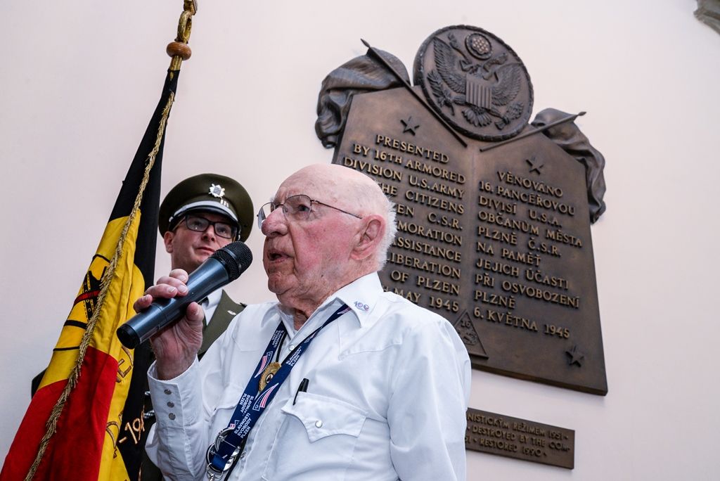 Slavnosti svobody 2018 - Přijetí velvyslanců USA a Belgie, pietní akt na plzeňské radnici (foto: M. Pecuch, 6.5.2018)