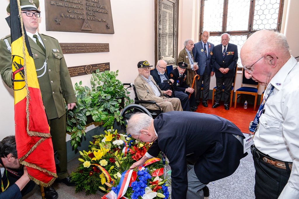 Slavnosti svobody 2018 - Přijetí velvyslanců USA a Belgie, pietní akt na plzeňské radnici (foto: M. Pecuch, 6.5.2018)