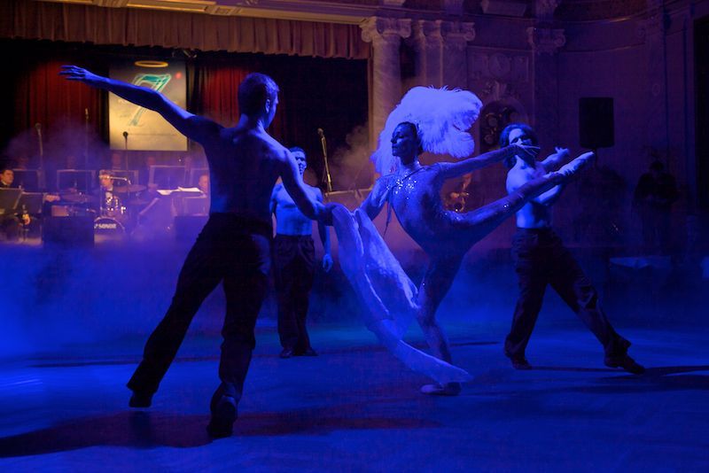 Reprezentační ples města byl andělský. Plzeňská andělská noc byla mottem letošního již sedmého reprezentačního plesu města Plzně. Celá budova Měšťanské besedy zvenku i uvnitř navozovala atmosféru nebeského ráje. O návštěvníky se staraly hostesky – andělé. K tanci hrál ve Velkém sále orchestr Václava Hybše. Hosty večera byli někteří z těch, kteří podpořili kandidaturu Plzně na titul Evropské hlavní město kultury 2015. Návštěvníci se tak mohli těšit z vystoupení Lubomíra Brabce nebo Martina Stránského. Rocková diskotéka v Malém sále pod názvem Staré, ale dobré byla v režii plzeňského DJ Petra Březiny.