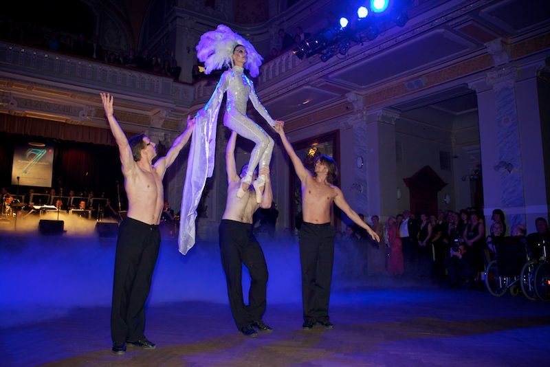 Reprezentační ples města byl andělský. Plzeňská andělská noc byla mottem letošního již sedmého reprezentačního plesu města Plzně. Celá budova Měšťanské besedy zvenku i uvnitř navozovala atmosféru nebeského ráje. O návštěvníky se staraly hostesky – andělé. K tanci hrál ve Velkém sále orchestr Václava Hybše. Hosty večera byli někteří z těch, kteří podpořili kandidaturu Plzně na titul Evropské hlavní město kultury 2015. Návštěvníci se tak mohli těšit z vystoupení Lubomíra Brabce nebo Martina Stránského. Rocková diskotéka v Malém sále pod názvem Staré, ale dobré byla v režii plzeňského DJ Petra Březiny.