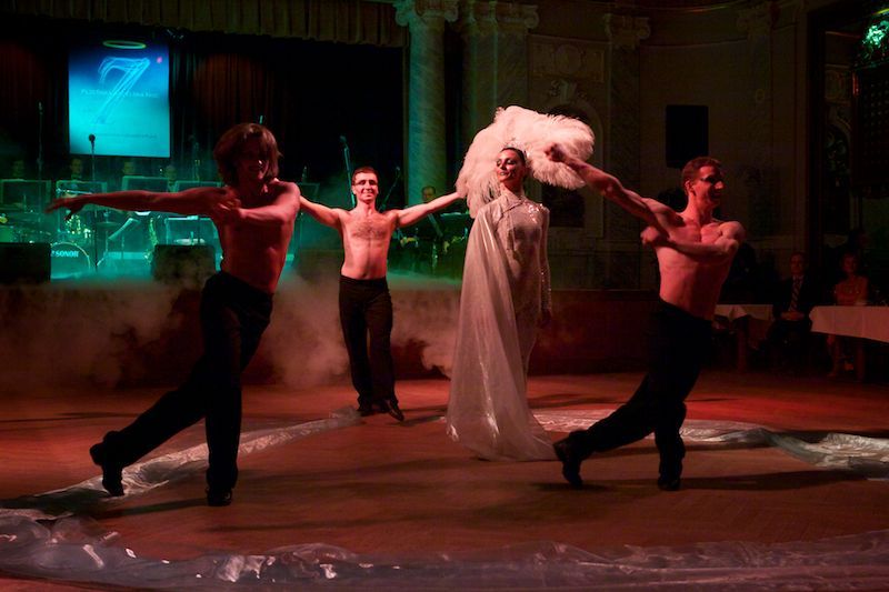 Reprezentační ples města byl andělský. Plzeňská andělská noc byla mottem letošního již sedmého reprezentačního plesu města Plzně. Celá budova Měšťanské besedy zvenku i uvnitř navozovala atmosféru nebeského ráje. O návštěvníky se staraly hostesky – andělé. K tanci hrál ve Velkém sále orchestr Václava Hybše. Hosty večera byli někteří z těch, kteří podpořili kandidaturu Plzně na titul Evropské hlavní město kultury 2015. Návštěvníci se tak mohli těšit z vystoupení Lubomíra Brabce nebo Martina Stránského. Rocková diskotéka v Malém sále pod názvem Staré, ale dobré byla v režii plzeňského DJ Petra Březiny.