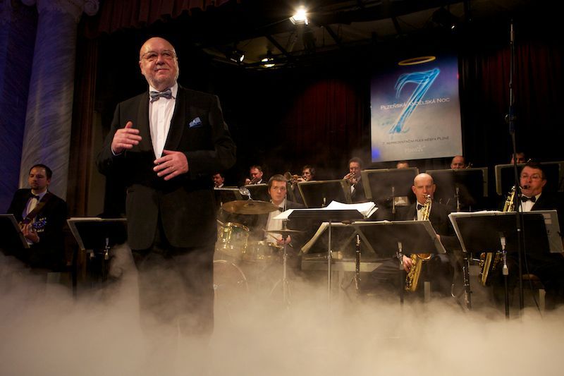 Reprezentační ples města byl andělský. Plzeňská andělská noc byla mottem letošního již sedmého reprezentačního plesu města Plzně. Celá budova Měšťanské besedy zvenku i uvnitř navozovala atmosféru nebeského ráje. O návštěvníky se staraly hostesky – andělé. K tanci hrál ve Velkém sále orchestr Václava Hybše. Hosty večera byli někteří z těch, kteří podpořili kandidaturu Plzně na titul Evropské hlavní město kultury 2015. Návštěvníci se tak mohli těšit z vystoupení Lubomíra Brabce nebo Martina Stránského. Rocková diskotéka v Malém sále pod názvem Staré, ale dobré byla v režii plzeňského DJ Petra Březiny.