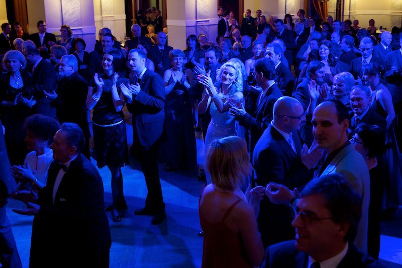 Reprezentační ples města byl andělský. Plzeňská andělská noc byla mottem letošního již sedmého reprezentačního plesu města Plzně. Celá budova Měšťanské besedy zvenku i uvnitř navozovala atmosféru nebeského ráje. O návštěvníky se staraly hostesky – andělé. K tanci hrál ve Velkém sále orchestr Václava Hybše. Hosty večera byli někteří z těch, kteří podpořili kandidaturu Plzně na titul Evropské hlavní město kultury 2015. Návštěvníci se tak mohli těšit z vystoupení Lubomíra Brabce nebo Martina Stránského. Rocková diskotéka v Malém sále pod názvem Staré, ale dobré byla v režii plzeňského DJ Petra Březiny.