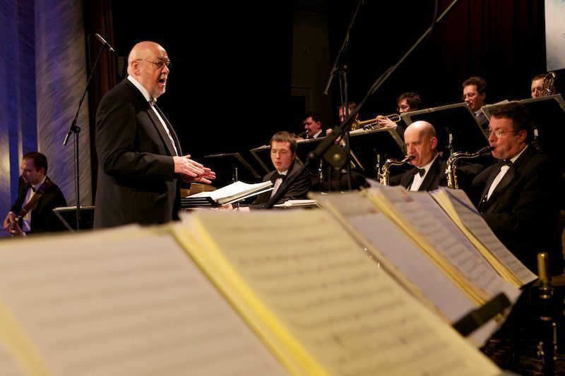 Reprezentační ples města byl andělský. Plzeňská andělská noc byla mottem letošního již sedmého reprezentačního plesu města Plzně. Celá budova Měšťanské besedy zvenku i uvnitř navozovala atmosféru nebeského ráje. O návštěvníky se staraly hostesky – andělé. K tanci hrál ve Velkém sále orchestr Václava Hybše. Hosty večera byli někteří z těch, kteří podpořili kandidaturu Plzně na titul Evropské hlavní město kultury 2015. Návštěvníci se tak mohli těšit z vystoupení Lubomíra Brabce nebo Martina Stránského. Rocková diskotéka v Malém sále pod názvem Staré, ale dobré byla v režii plzeňského DJ Petra Březiny.