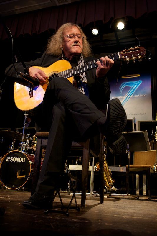 Reprezentační ples města byl andělský. Plzeňská andělská noc byla mottem letošního již sedmého reprezentačního plesu města Plzně. Celá budova Měšťanské besedy zvenku i uvnitř navozovala atmosféru nebeského ráje. O návštěvníky se staraly hostesky – andělé. K tanci hrál ve Velkém sále orchestr Václava Hybše. Hosty večera byli někteří z těch, kteří podpořili kandidaturu Plzně na titul Evropské hlavní město kultury 2015. Návštěvníci se tak mohli těšit z vystoupení Lubomíra Brabce nebo Martina Stránského. Rocková diskotéka v Malém sále pod názvem Staré, ale dobré byla v režii plzeňského DJ Petra Březiny.