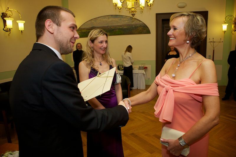 Reprezentační ples města byl andělský. Plzeňská andělská noc byla mottem letošního již sedmého reprezentačního plesu města Plzně. Celá budova Měšťanské besedy zvenku i uvnitř navozovala atmosféru nebeského ráje. O návštěvníky se staraly hostesky – andělé. K tanci hrál ve Velkém sále orchestr Václava Hybše. Hosty večera byli někteří z těch, kteří podpořili kandidaturu Plzně na titul Evropské hlavní město kultury 2015. Návštěvníci se tak mohli těšit z vystoupení Lubomíra Brabce nebo Martina Stránského. Rocková diskotéka v Malém sále pod názvem Staré, ale dobré byla v režii plzeňského DJ Petra Březiny.