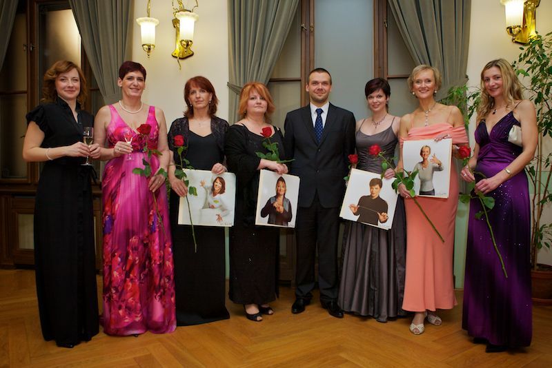 Reprezentační ples města byl andělský. Plzeňská andělská noc byla mottem letošního již sedmého reprezentačního plesu města Plzně. Celá budova Měšťanské besedy zvenku i uvnitř navozovala atmosféru nebeského ráje. O návštěvníky se staraly hostesky – andělé. K tanci hrál ve Velkém sále orchestr Václava Hybše. Hosty večera byli někteří z těch, kteří podpořili kandidaturu Plzně na titul Evropské hlavní město kultury 2015. Návštěvníci se tak mohli těšit z vystoupení Lubomíra Brabce nebo Martina Stránského. Rocková diskotéka v Malém sále pod názvem Staré, ale dobré byla v režii plzeňského DJ Petra Březiny.