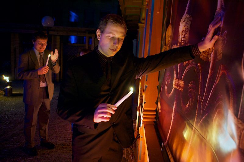 Reprezentační ples města byl andělský. Plzeňská andělská noc byla mottem letošního již sedmého reprezentačního plesu města Plzně. Celá budova Měšťanské besedy zvenku i uvnitř navozovala atmosféru nebeského ráje. O návštěvníky se staraly hostesky – andělé. K tanci hrál ve Velkém sále orchestr Václava Hybše. Hosty večera byli někteří z těch, kteří podpořili kandidaturu Plzně na titul Evropské hlavní město kultury 2015. Návštěvníci se tak mohli těšit z vystoupení Lubomíra Brabce nebo Martina Stránského. Rocková diskotéka v Malém sále pod názvem Staré, ale dobré byla v režii plzeňského DJ Petra Březiny.