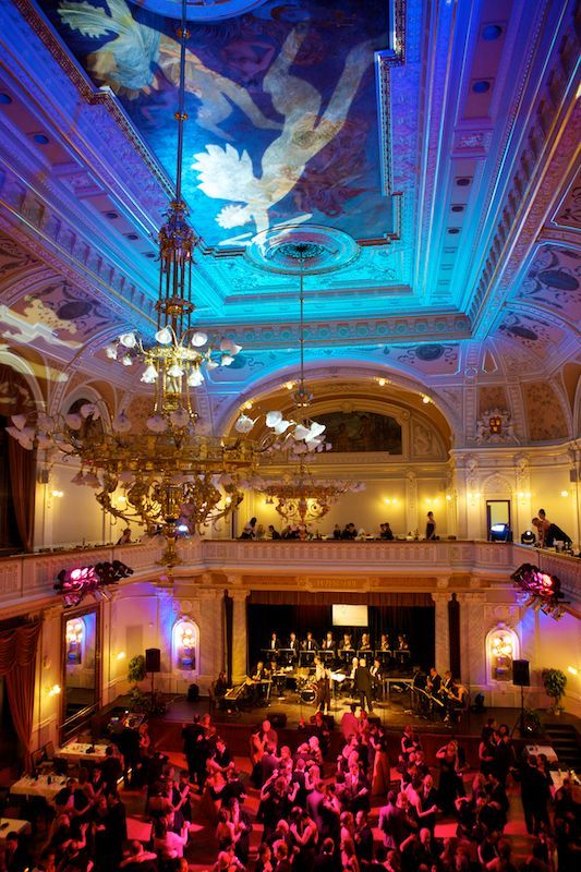 Reprezentační ples města byl andělský. Plzeňská andělská noc byla mottem letošního již sedmého reprezentačního plesu města Plzně. Celá budova Měšťanské besedy zvenku i uvnitř navozovala atmosféru nebeského ráje. O návštěvníky se staraly hostesky – andělé. K tanci hrál ve Velkém sále orchestr Václava Hybše. Hosty večera byli někteří z těch, kteří podpořili kandidaturu Plzně na titul Evropské hlavní město kultury 2015. Návštěvníci se tak mohli těšit z vystoupení Lubomíra Brabce nebo Martina Stránského. Rocková diskotéka v Malém sále pod názvem Staré, ale dobré byla v režii plzeňského DJ Petra Březiny.