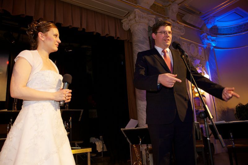 Reprezentační ples města byl andělský. Plzeňská andělská noc byla mottem letošního již sedmého reprezentačního plesu města Plzně. Celá budova Měšťanské besedy zvenku i uvnitř navozovala atmosféru nebeského ráje. O návštěvníky se staraly hostesky – andělé. K tanci hrál ve Velkém sále orchestr Václava Hybše. Hosty večera byli někteří z těch, kteří podpořili kandidaturu Plzně na titul Evropské hlavní město kultury 2015. Návštěvníci se tak mohli těšit z vystoupení Lubomíra Brabce nebo Martina Stránského. Rocková diskotéka v Malém sále pod názvem Staré, ale dobré byla v režii plzeňského DJ Petra Březiny.