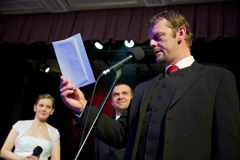 Reprezentační ples města byl andělský. Plzeňská andělská noc byla mottem letošního již sedmého reprezentačního plesu města Plzně. Celá budova Měšťanské besedy zvenku i uvnitř navozovala atmosféru nebeského ráje. O návštěvníky se staraly hostesky – andělé. K tanci hrál ve Velkém sále orchestr Václava Hybše. Hosty večera byli někteří z těch, kteří podpořili kandidaturu Plzně na titul Evropské hlavní město kultury 2015. Návštěvníci se tak mohli těšit z vystoupení Lubomíra Brabce nebo Martina Stránského. Rocková diskotéka v Malém sále pod názvem Staré, ale dobré byla v režii plzeňského DJ Petra Březiny.