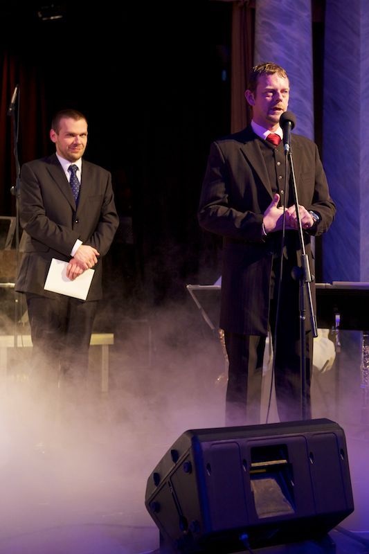 Reprezentační ples města byl andělský. Plzeňská andělská noc byla mottem letošního již sedmého reprezentačního plesu města Plzně. Celá budova Měšťanské besedy zvenku i uvnitř navozovala atmosféru nebeského ráje. O návštěvníky se staraly hostesky – andělé. K tanci hrál ve Velkém sále orchestr Václava Hybše. Hosty večera byli někteří z těch, kteří podpořili kandidaturu Plzně na titul Evropské hlavní město kultury 2015. Návštěvníci se tak mohli těšit z vystoupení Lubomíra Brabce nebo Martina Stránského. Rocková diskotéka v Malém sále pod názvem Staré, ale dobré byla v režii plzeňského DJ Petra Březiny.