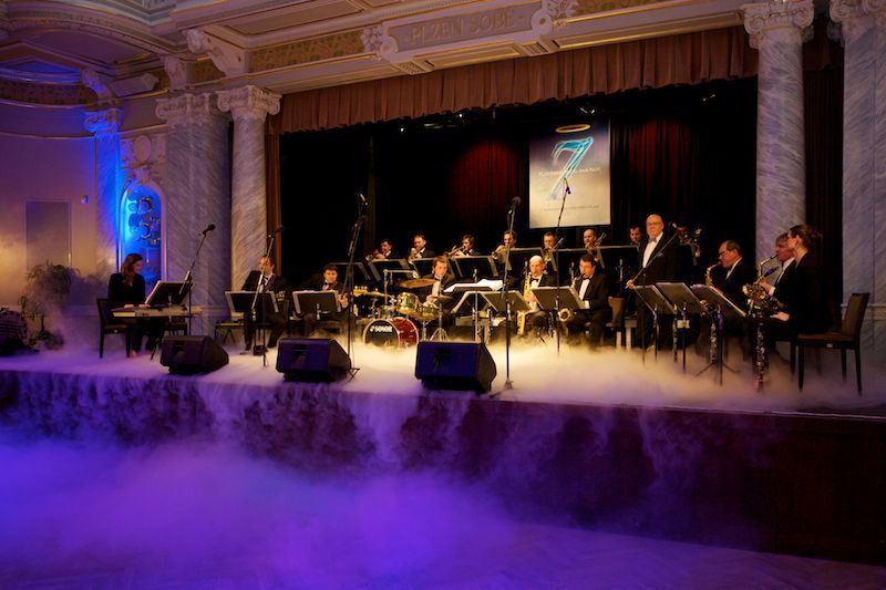 Reprezentační ples města byl andělský. Plzeňská andělská noc byla mottem letošního již sedmého reprezentačního plesu města Plzně. Celá budova Měšťanské besedy zvenku i uvnitř navozovala atmosféru nebeského ráje. O návštěvníky se staraly hostesky – andělé. K tanci hrál ve Velkém sále orchestr Václava Hybše. Hosty večera byli někteří z těch, kteří podpořili kandidaturu Plzně na titul Evropské hlavní město kultury 2015. Návštěvníci se tak mohli těšit z vystoupení Lubomíra Brabce nebo Martina Stránského. Rocková diskotéka v Malém sále pod názvem Staré, ale dobré byla v režii plzeňského DJ Petra Březiny.