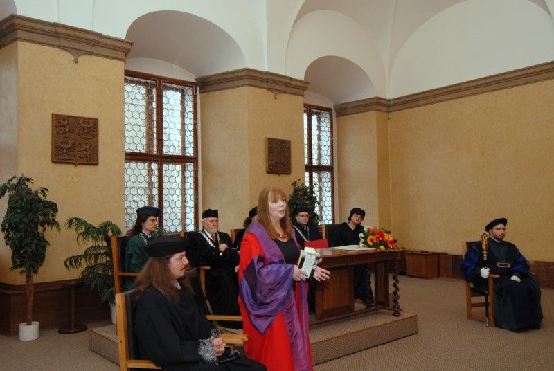 Historická pečeť města Plzně pro světově uznávanou antropoložku Judith Okely. Judith Okely byla jako vůbec první žena přijata do Oxfordské unie, nejprestižnější britské debatní společnosti. V kontextu společenských věd je vyzdvihována za to, že jako první uskutečnila antropologický terénní výzkum ve vlastní společnosti. V oboru, který se do té doby věnoval takřka výhradně studiu tzv. domorodých a exotických společností tak předznamenala zásadní obrat. Její slavné výzkumy britských Travellerů-Cikánů položily základ antropologie Evropy, která se v současnosti rozvíjí nejen v západní, ale i ve střední a východní části tohoto kontinentu. V neposlední řadě proslula pronikavými interpretacemi díla francouzské myslitelky Simone de Beauvoir a výzkumem vizuální kultury ve francouzské Normandii.