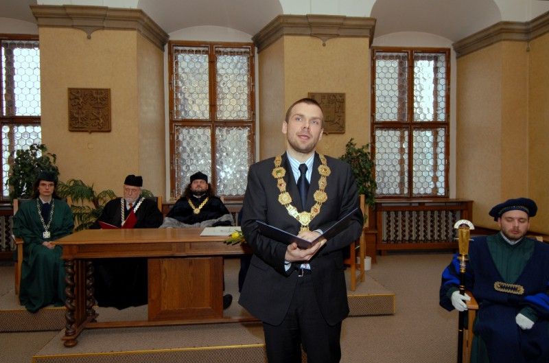 Historická pečeť města Plzně pro světově uznávanou antropoložku Judith Okely. Judith Okely byla jako vůbec první žena přijata do Oxfordské unie, nejprestižnější britské debatní společnosti. V kontextu společenských věd je vyzdvihována za to, že jako první uskutečnila antropologický terénní výzkum ve vlastní společnosti. V oboru, který se do té doby věnoval takřka výhradně studiu tzv. domorodých a exotických společností tak předznamenala zásadní obrat. Její slavné výzkumy britských Travellerů-Cikánů položily základ antropologie Evropy, která se v současnosti rozvíjí nejen v západní, ale i ve střední a východní části tohoto kontinentu. V neposlední řadě proslula pronikavými interpretacemi díla francouzské myslitelky Simone de Beauvoir a výzkumem vizuální kultury ve francouzské Normandii.