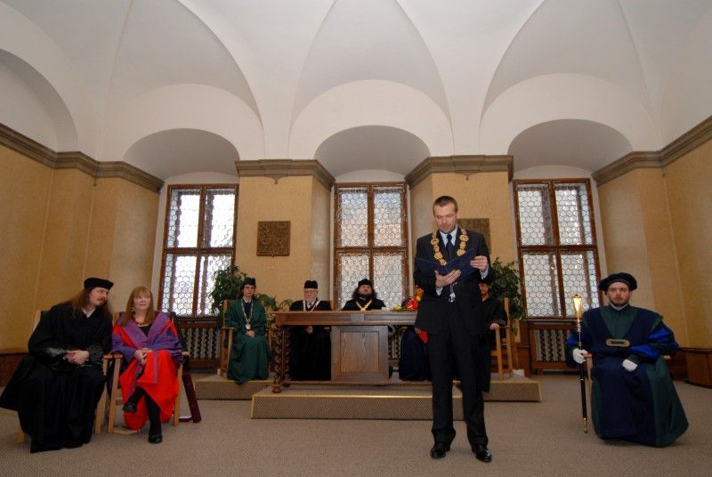 Historická pečeť města Plzně pro světově uznávanou antropoložku Judith Okely. Judith Okely byla jako vůbec první žena přijata do Oxfordské unie, nejprestižnější britské debatní společnosti. V kontextu společenských věd je vyzdvihována za to, že jako první uskutečnila antropologický terénní výzkum ve vlastní společnosti. V oboru, který se do té doby věnoval takřka výhradně studiu tzv. domorodých a exotických společností tak předznamenala zásadní obrat. Její slavné výzkumy britských Travellerů-Cikánů položily základ antropologie Evropy, která se v současnosti rozvíjí nejen v západní, ale i ve střední a východní části tohoto kontinentu. V neposlední řadě proslula pronikavými interpretacemi díla francouzské myslitelky Simone de Beauvoir a výzkumem vizuální kultury ve francouzské Normandii.