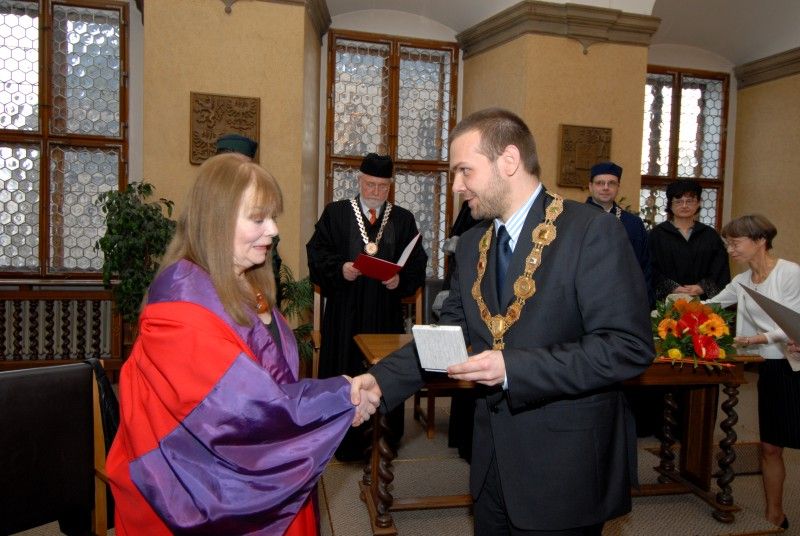 Historická pečeť města Plzně pro světově uznávanou antropoložku Judith Okely. Judith Okely byla jako vůbec první žena přijata do Oxfordské unie, nejprestižnější britské debatní společnosti. V kontextu společenských věd je vyzdvihována za to, že jako první uskutečnila antropologický terénní výzkum ve vlastní společnosti. V oboru, který se do té doby věnoval takřka výhradně studiu tzv. domorodých a exotických společností tak předznamenala zásadní obrat. Její slavné výzkumy britských Travellerů-Cikánů položily základ antropologie Evropy, která se v současnosti rozvíjí nejen v západní, ale i ve střední a východní části tohoto kontinentu. V neposlední řadě proslula pronikavými interpretacemi díla francouzské myslitelky Simone de Beauvoir a výzkumem vizuální kultury ve francouzské Normandii.