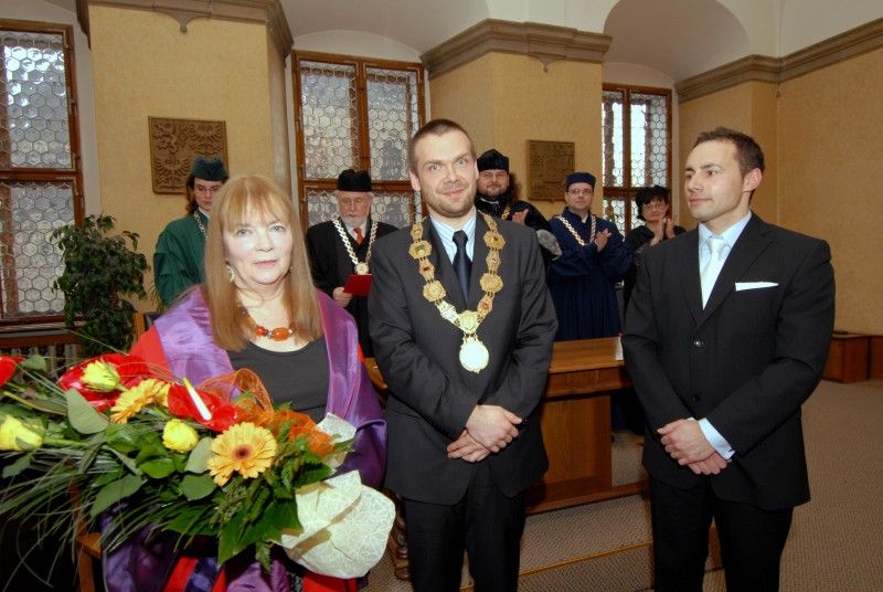 Historická pečeť města Plzně pro světově uznávanou antropoložku Judith Okely. Judith Okely byla jako vůbec první žena přijata do Oxfordské unie, nejprestižnější britské debatní společnosti. V kontextu společenských věd je vyzdvihována za to, že jako první uskutečnila antropologický terénní výzkum ve vlastní společnosti. V oboru, který se do té doby věnoval takřka výhradně studiu tzv. domorodých a exotických společností tak předznamenala zásadní obrat. Její slavné výzkumy britských Travellerů-Cikánů položily základ antropologie Evropy, která se v současnosti rozvíjí nejen v západní, ale i ve střední a východní části tohoto kontinentu. V neposlední řadě proslula pronikavými interpretacemi díla francouzské myslitelky Simone de Beauvoir a výzkumem vizuální kultury ve francouzské Normandii.