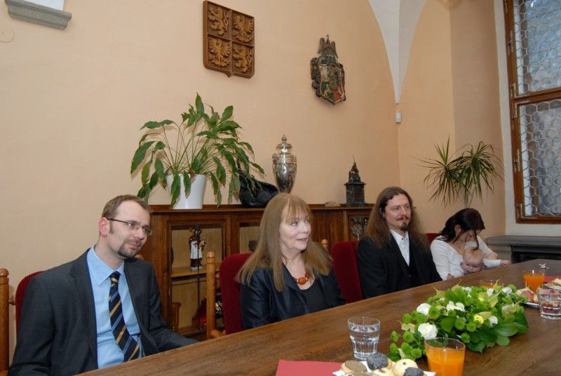 Historická pečeť města Plzně pro světově uznávanou antropoložku Judith Okely. Judith Okely byla jako vůbec první žena přijata do Oxfordské unie, nejprestižnější britské debatní společnosti. V kontextu společenských věd je vyzdvihována za to, že jako první uskutečnila antropologický terénní výzkum ve vlastní společnosti. V oboru, který se do té doby věnoval takřka výhradně studiu tzv. domorodých a exotických společností tak předznamenala zásadní obrat. Její slavné výzkumy britských Travellerů-Cikánů položily základ antropologie Evropy, která se v současnosti rozvíjí nejen v západní, ale i ve střední a východní části tohoto kontinentu. V neposlední řadě proslula pronikavými interpretacemi díla francouzské myslitelky Simone de Beauvoir a výzkumem vizuální kultury ve francouzské Normandii.