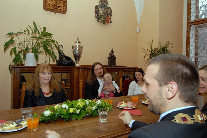 Historická pečeť města Plzně pro světově uznávanou antropoložku Judith Okely. Judith Okely byla jako vůbec první žena přijata do Oxfordské unie, nejprestižnější britské debatní společnosti. V kontextu společenských věd je vyzdvihována za to, že jako první uskutečnila antropologický terénní výzkum ve vlastní společnosti. V oboru, který se do té doby věnoval takřka výhradně studiu tzv. domorodých a exotických společností tak předznamenala zásadní obrat. Její slavné výzkumy britských Travellerů-Cikánů položily základ antropologie Evropy, která se v současnosti rozvíjí nejen v západní, ale i ve střední a východní části tohoto kontinentu. V neposlední řadě proslula pronikavými interpretacemi díla francouzské myslitelky Simone de Beauvoir a výzkumem vizuální kultury ve francouzské Normandii.