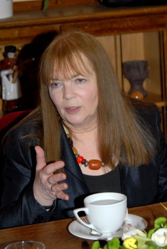 Historická pečeť města Plzně pro světově uznávanou antropoložku Judith Okely. Judith Okely byla jako vůbec první žena přijata do Oxfordské unie, nejprestižnější britské debatní společnosti. V kontextu společenských věd je vyzdvihována za to, že jako první uskutečnila antropologický terénní výzkum ve vlastní společnosti. V oboru, který se do té doby věnoval takřka výhradně studiu tzv. domorodých a exotických společností tak předznamenala zásadní obrat. Její slavné výzkumy britských Travellerů-Cikánů položily základ antropologie Evropy, která se v současnosti rozvíjí nejen v západní, ale i ve střední a východní části tohoto kontinentu. V neposlední řadě proslula pronikavými interpretacemi díla francouzské myslitelky Simone de Beauvoir a výzkumem vizuální kultury ve francouzské Normandii.