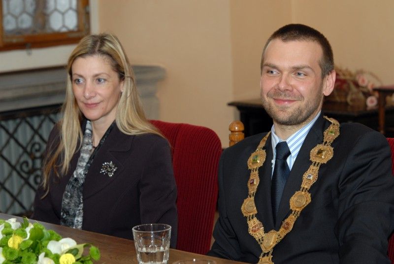 Historická pečeť města Plzně pro světově uznávanou antropoložku Judith Okely. Judith Okely byla jako vůbec první žena přijata do Oxfordské unie, nejprestižnější britské debatní společnosti. V kontextu společenských věd je vyzdvihována za to, že jako první uskutečnila antropologický terénní výzkum ve vlastní společnosti. V oboru, který se do té doby věnoval takřka výhradně studiu tzv. domorodých a exotických společností tak předznamenala zásadní obrat. Její slavné výzkumy britských Travellerů-Cikánů položily základ antropologie Evropy, která se v současnosti rozvíjí nejen v západní, ale i ve střední a východní části tohoto kontinentu. V neposlední řadě proslula pronikavými interpretacemi díla francouzské myslitelky Simone de Beauvoir a výzkumem vizuální kultury ve francouzské Normandii.