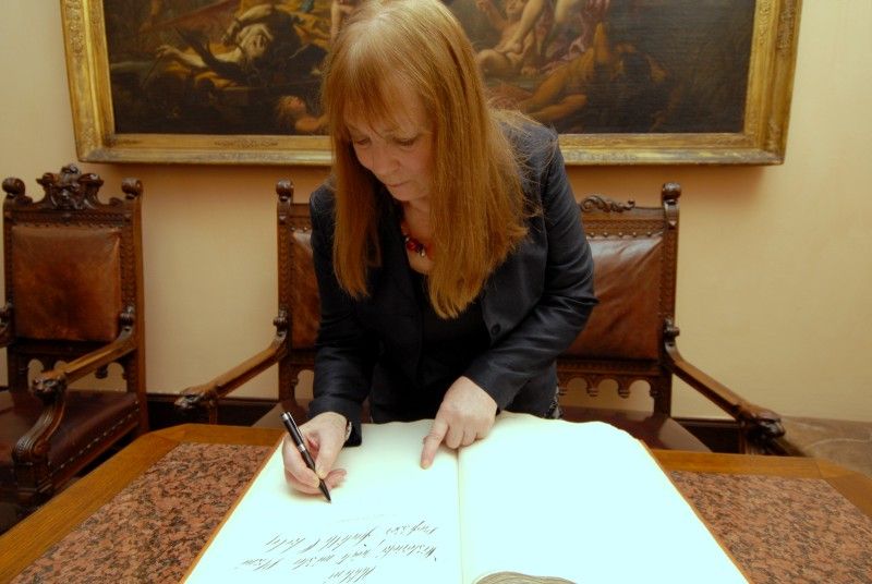 Historická pečeť města Plzně pro světově uznávanou antropoložku Judith Okely. Judith Okely byla jako vůbec první žena přijata do Oxfordské unie, nejprestižnější britské debatní společnosti. V kontextu společenských věd je vyzdvihována za to, že jako první uskutečnila antropologický terénní výzkum ve vlastní společnosti. V oboru, který se do té doby věnoval takřka výhradně studiu tzv. domorodých a exotických společností tak předznamenala zásadní obrat. Její slavné výzkumy britských Travellerů-Cikánů položily základ antropologie Evropy, která se v současnosti rozvíjí nejen v západní, ale i ve střední a východní části tohoto kontinentu. V neposlední řadě proslula pronikavými interpretacemi díla francouzské myslitelky Simone de Beauvoir a výzkumem vizuální kultury ve francouzské Normandii.