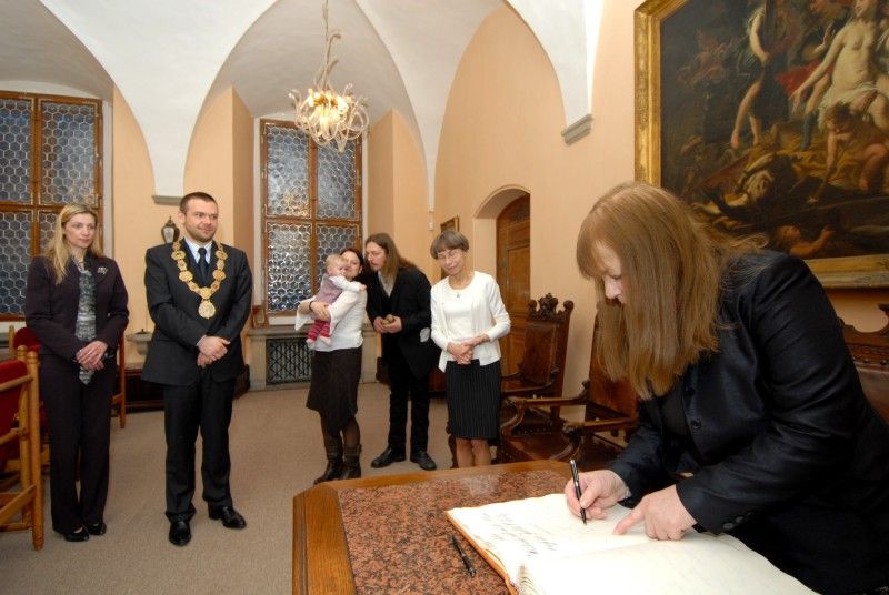 Historická pečeť města Plzně pro světově uznávanou antropoložku Judith Okely. Judith Okely byla jako vůbec první žena přijata do Oxfordské unie, nejprestižnější britské debatní společnosti. V kontextu společenských věd je vyzdvihována za to, že jako první uskutečnila antropologický terénní výzkum ve vlastní společnosti. V oboru, který se do té doby věnoval takřka výhradně studiu tzv. domorodých a exotických společností tak předznamenala zásadní obrat. Její slavné výzkumy britských Travellerů-Cikánů položily základ antropologie Evropy, která se v současnosti rozvíjí nejen v západní, ale i ve střední a východní části tohoto kontinentu. V neposlední řadě proslula pronikavými interpretacemi díla francouzské myslitelky Simone de Beauvoir a výzkumem vizuální kultury ve francouzské Normandii.