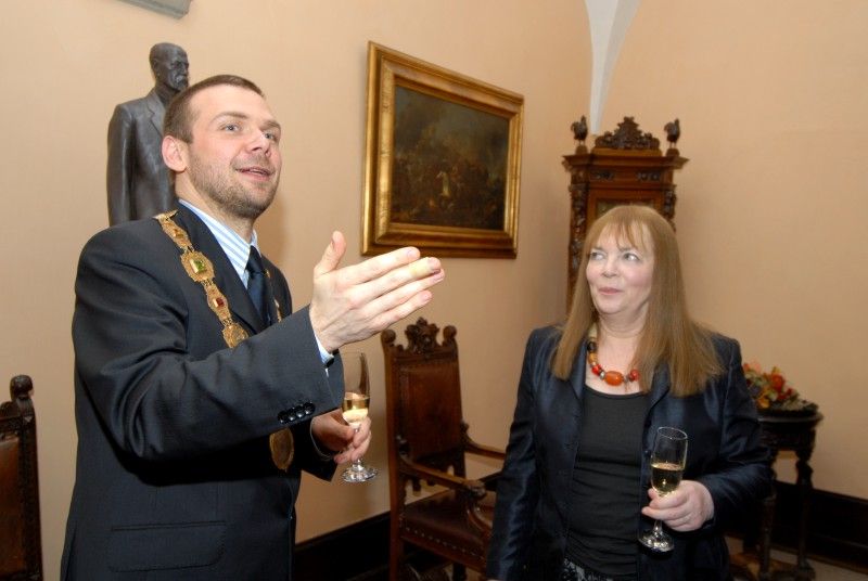 Historická pečeť města Plzně pro světově uznávanou antropoložku Judith Okely. Judith Okely byla jako vůbec první žena přijata do Oxfordské unie, nejprestižnější britské debatní společnosti. V kontextu společenských věd je vyzdvihována za to, že jako první uskutečnila antropologický terénní výzkum ve vlastní společnosti. V oboru, který se do té doby věnoval takřka výhradně studiu tzv. domorodých a exotických společností tak předznamenala zásadní obrat. Její slavné výzkumy britských Travellerů-Cikánů položily základ antropologie Evropy, která se v současnosti rozvíjí nejen v západní, ale i ve střední a východní části tohoto kontinentu. V neposlední řadě proslula pronikavými interpretacemi díla francouzské myslitelky Simone de Beauvoir a výzkumem vizuální kultury ve francouzské Normandii.